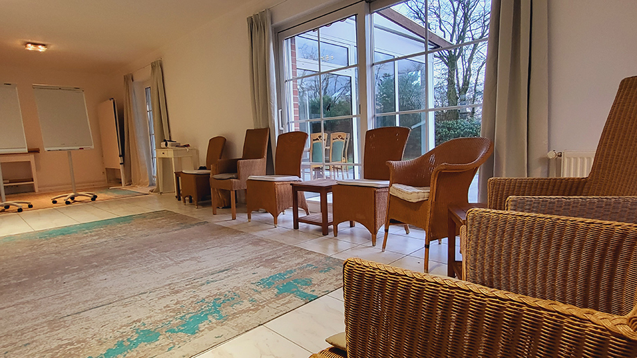 offener Stuhlkreis im Seminarraum