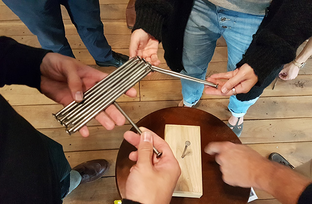 Teamübung mit XL Nägeln