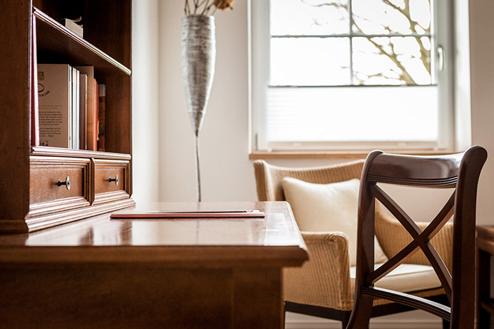 Schreibtisch und Stuhl im Zimmer