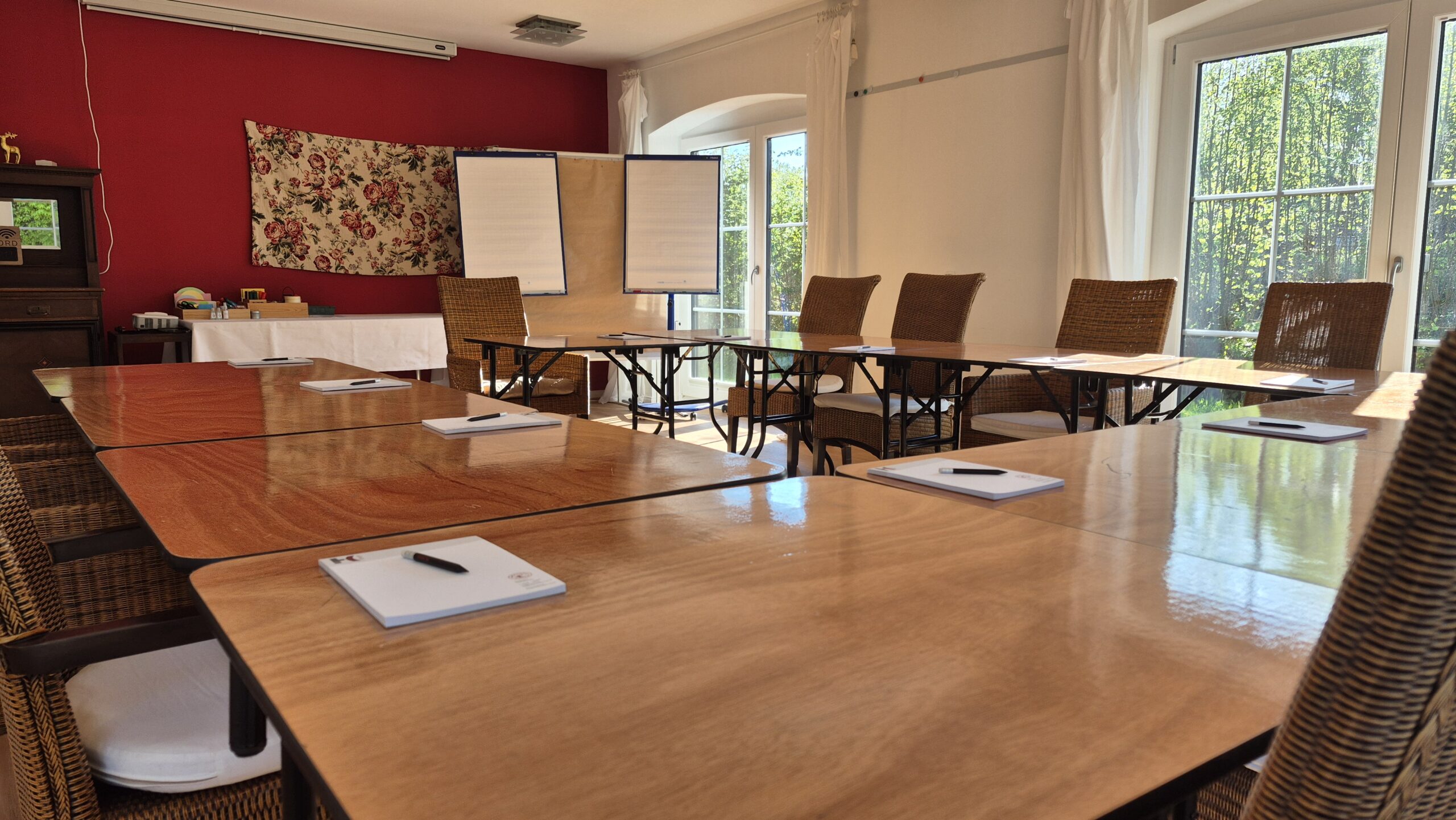 offener Stuhlkreis im Seminarraum