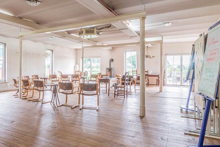 Großzügig und lichtdurchfluteter Seminarraum